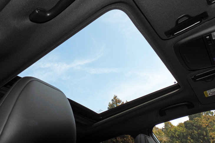 「スポーツEX」の撮影車に装備されたサンルーフ。（写真：webCG）