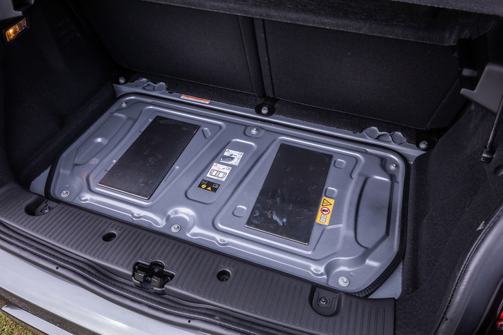 後部の荷室下に最高出力65PS、最大トルク95N・mの1リッター直3自然吸気エンジンが収められている。カバーがねじ止めされているため、簡単にはエンジン本体を見ることはできない。