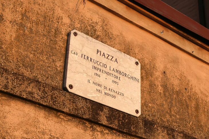 広場に掲げられたプレート。企業家としてのフェルッチョ・ランボルギーニとともに、世界に知られたレナッツォの人物であることをたたえている。