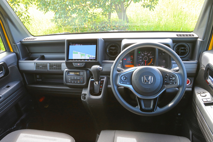 荷物などがぶつかりやすい内装の下側には、凹凸のある形状と粗目の表面仕上げを採用するなど、キズや汚れにも強いインテリア。試乗車には設定がなかったが、助手席前スペースを有効に使える簡易テーブル（ディーラーオプション）も選べる。