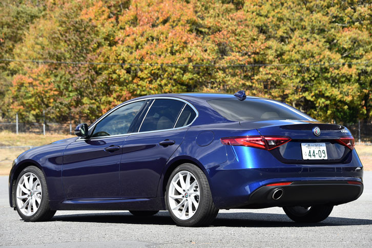 テスト車のボディーカラーは、深みのある色合いが特徴的な「モンテカルロ ブルー」。これを含めて全11色が用意されている。