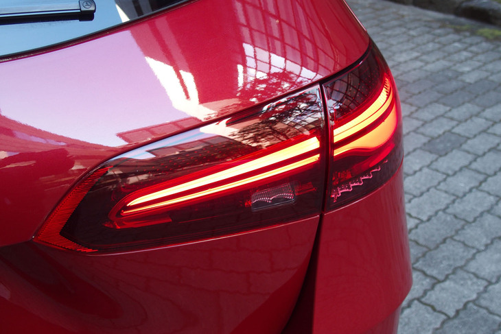 メルセデス・ベンツB200d（リアコンビランプ）