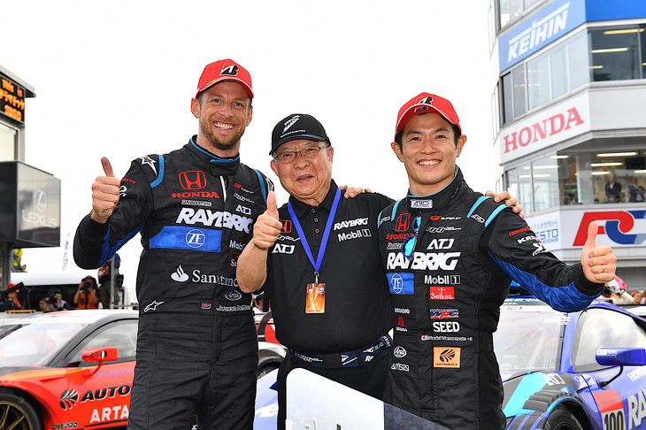 勝利を喜ぶTEAM KUNIMITSUの3人。写真左からジェンソン・バトン、高橋国光総監督、山本尚貴。