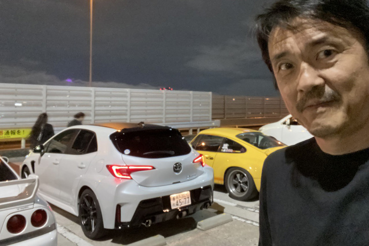 2025年3月3日に販売が開始された改良型「GRカローラ」に首都高で試乗。サーキットに行く元気もない私にとって、もはやこのテのクルマは守備範囲外なのだが、気合を入れてホンモノの走りを味わうことにした。