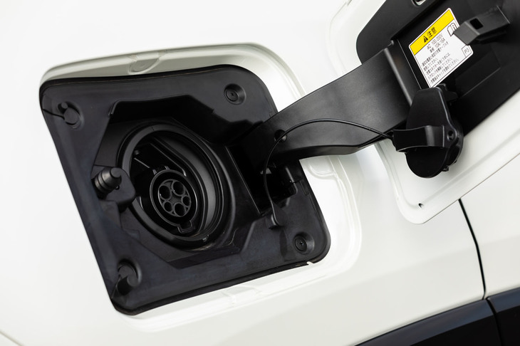 満充電に要する時間は、200V・16Aで約5時間半、100V・6Aで約27時間。CHAdeMOなどの急速充電には対応していない。