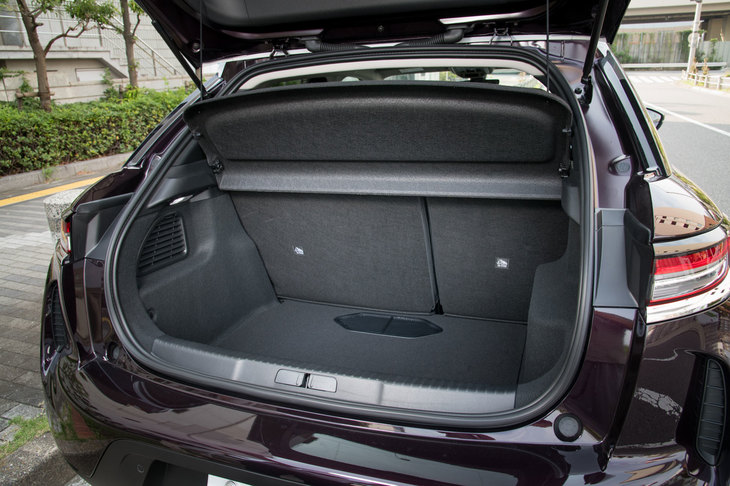 ラゲッジスペースの容量はVDA計測で350リッター。6：4の分割可倒式リアシートをたたむと、1050リッターまで拡張できる。