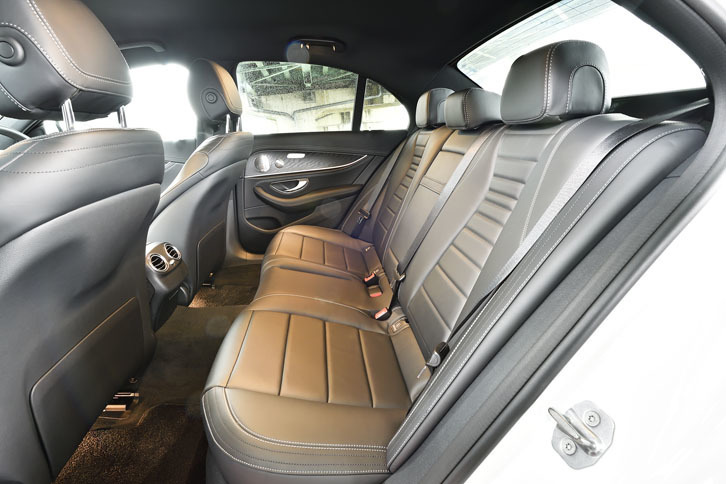 セットオプションのレザーパッケージを選択すると、シート表皮がナッパレザーになるほか、後席シートヒーター、ブルメスターオーディオ、ヘッドアップディスプレイなどが付く。