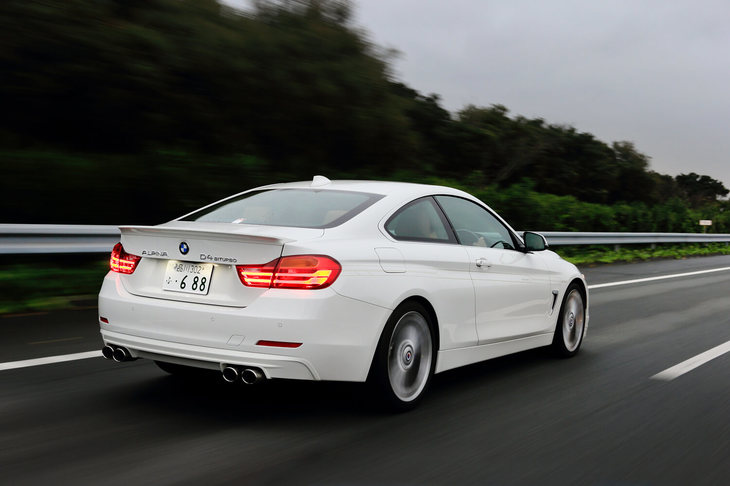 アルピナでは、装着される大径のホイールやタイヤ、ラバーブッシュの弾性変形に合わせて、足まわりのキャンバー角やトー角をセットアップ。理想の乗り心地を実現するため、ランフラットタイヤは一切使用していない。