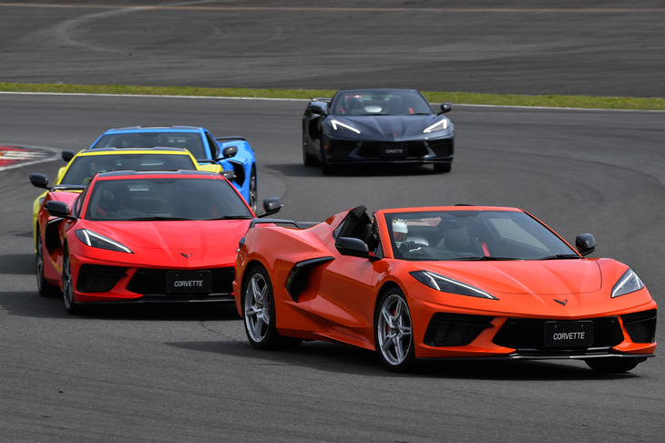 富士スピードウェイを走行する新型「シボレー・コルベット」と「コルベット コンバーチブル」。（写真：ゼネラルモーターズ・ジャパン）