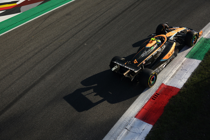 2021年のイタリアGPで劇的な1-2フィニッシュを飾ったマクラーレン。今季型マシンはモンツァの高速レイアウトに合わないのではと思われたが、意外や予選では善戦してランド・ノリス（写真）7位、ダニエル・リカルド8位と2台そろってQ3進出、さらにライバルの降格で2列目からのスタートと、コンストラクターズランキング4位のアルピーヌとの差を詰める絶好のチャンスを得た。ノリスはスタートで失敗し6位に落ちるも、結果7位入賞。一方リカルドは8位走行中にマシントラブルでリタイアとなり、セーフティーカーを呼び込むこととなった。アルピーヌ勢が無得点に終わったことで、両チームのギャップは18点となった。（Photo=McLaren）