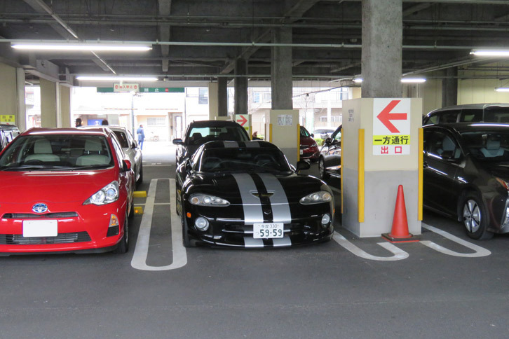 記者の地元である、東京・武蔵野を走り回る（駐車しているけど）「バイパー」の図。いつもお世話になっているスーパー、いなげや武蔵野関前店の駐車場にて。