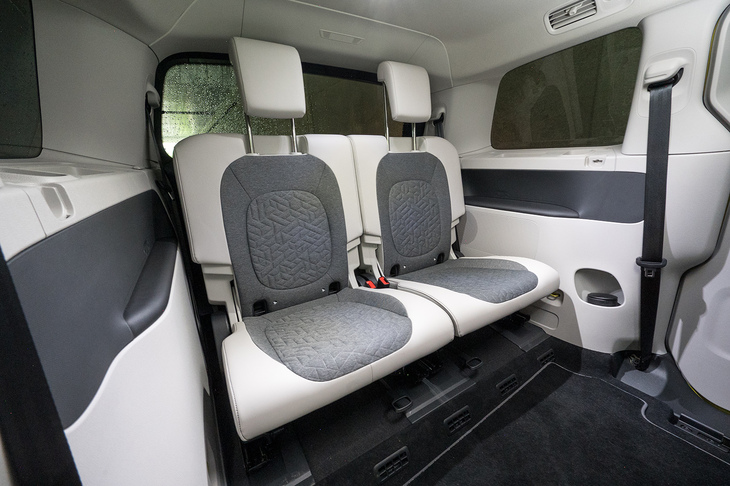 3列目だってご覧の広さ。これなら子供はもちろん、大人でもくつろいで過ごせるはずだ。