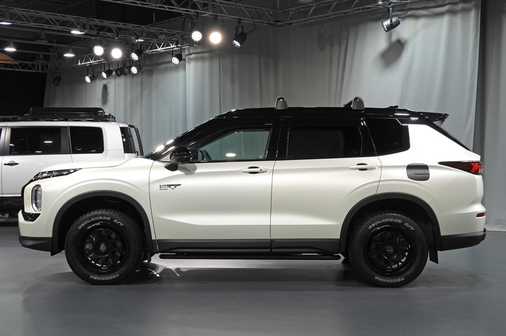 三菱アウトランダーPHEV ACTIVE FIELD（サイド）