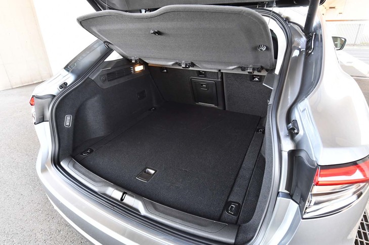 奥行きのあるラゲッジスペース。後席背もたれのセンターには、長尺物を積み込むためのスキーホールも備わる。