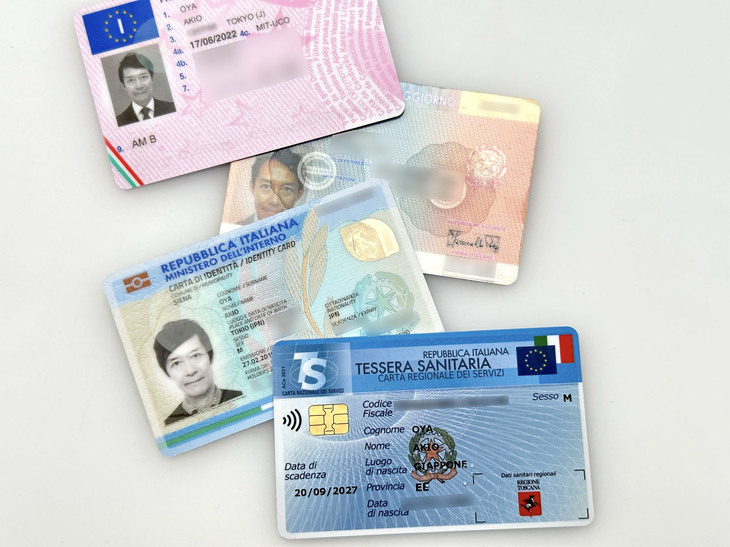 手前から納税者番号＋保険証、IDカード、滞在許可証、運転免許証。