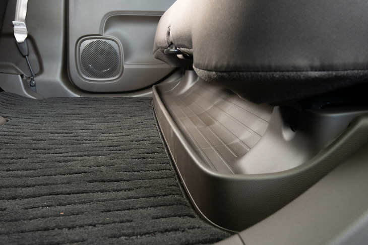 初代にもあった、リアシート座面下の収納トレー。新型では洗いやすいよう取り外しが可能となった。