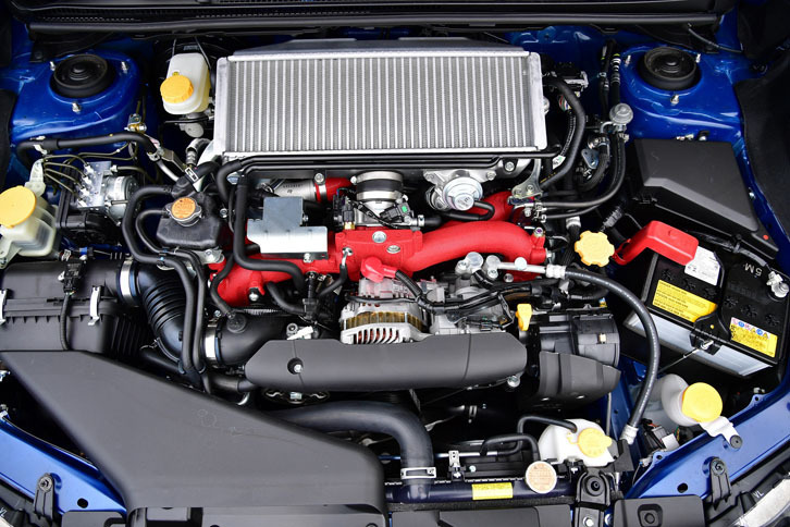 2リッターのEJ20型フラット4ユニット。ツインスクロールターボが装着され、308psと422Nmを生み出す。