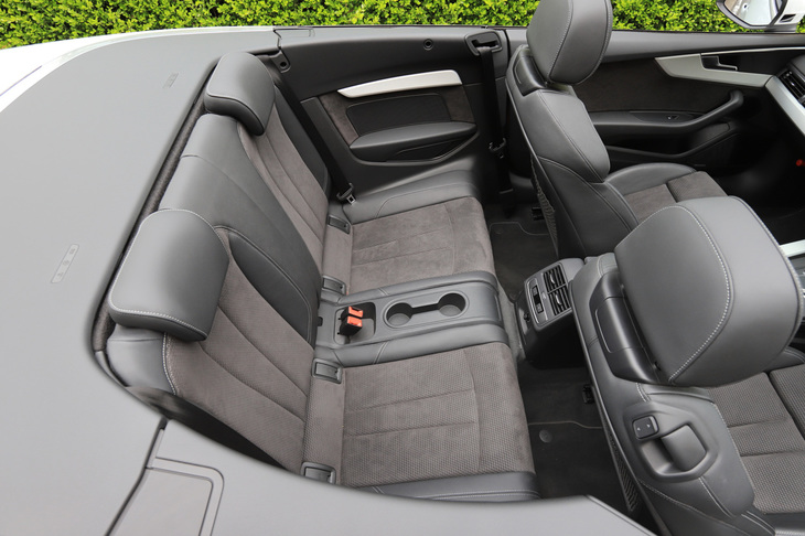 2ドアモデルとしては十分なスペースが確保されたリアシート。ウィンドウを上げれば、オープン時の風の巻き込みも抑えられる。