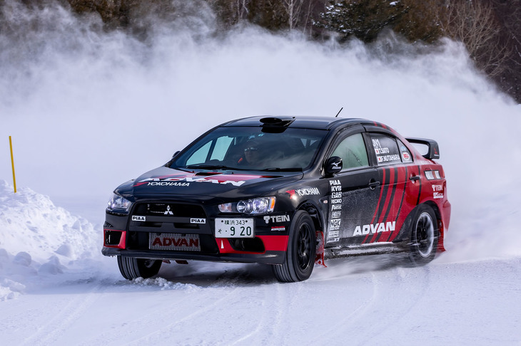 2019年の全日本ラリー選手権JN-1クラスで3位となった実力派ラリードライバー奴田原文雄選手がドライブする「三菱ランサーエボリューションⅩ」ベースのラリーマシンに同乗試乗。デモ走行では、なんと市販のスタッドレスタイヤ「アイスガード6 iG60」を履いて華麗なドリフトを披露してくれた。
