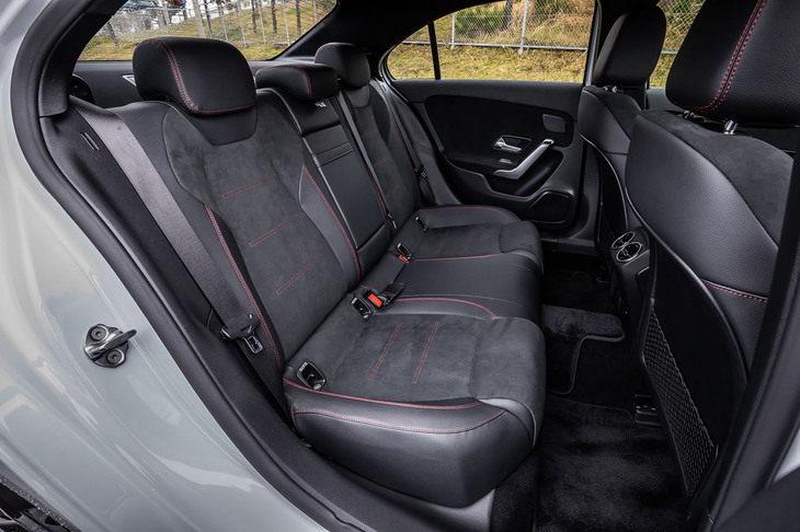 リアシートの表皮デザインは、フロントシートに準じたもの。シート座面中央部とバックレスト中央部がスエード調の「MICROCUT」に、その他の部分が「ARTICO」と呼ばれる人工皮革のコンビネーションデザインになっている。