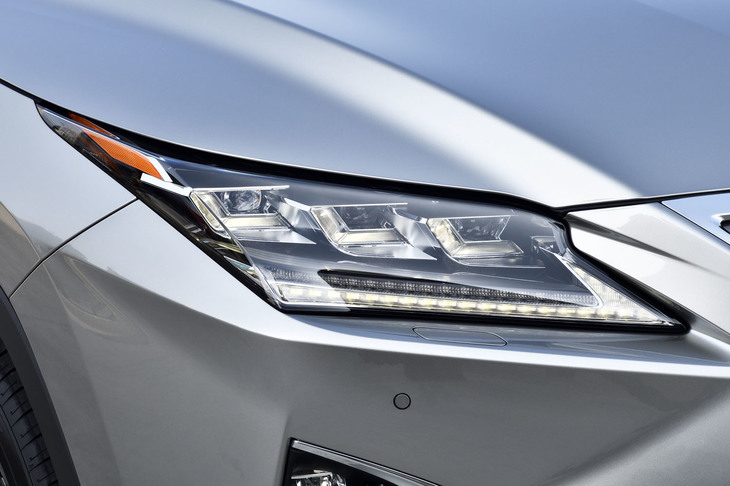 「RX450hL」には3眼フルLEDヘッドランプが標準装備となる。LEDのシーケンシャルターンシグナルランプが備わる。