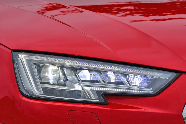 テスト車には、マトリクスLEDヘッドライトがオプション装着されていた。