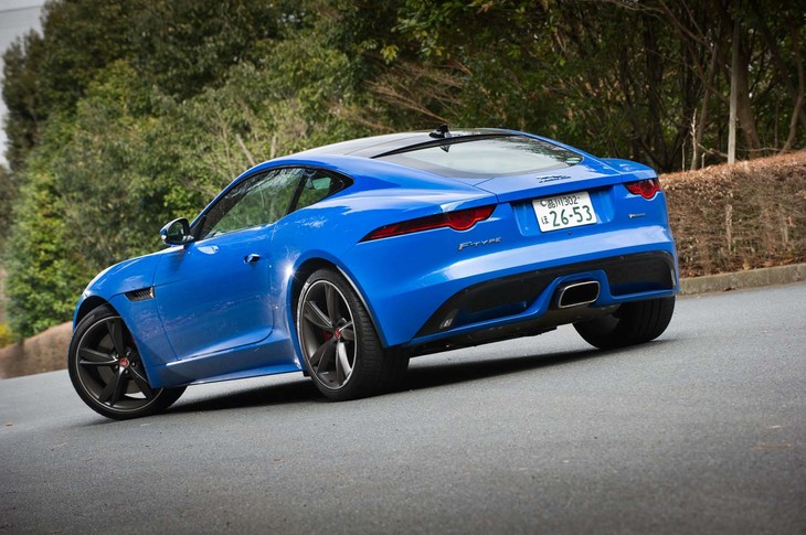 センター2本出しのマフラーが目を引くリアビュー。マフラーパイプ内のフラップによって排気音を変化させる、可変エキゾーストシステムを搭載している。