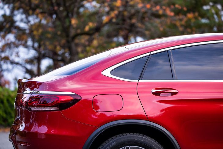 ルーフトップからリア後端にかけて、なだらかに傾斜するクーペライクなデザインが「GLCクーペ」のエクステリアにおける最大の特徴。「GLC」とは異なりルーフレールは装備されない。