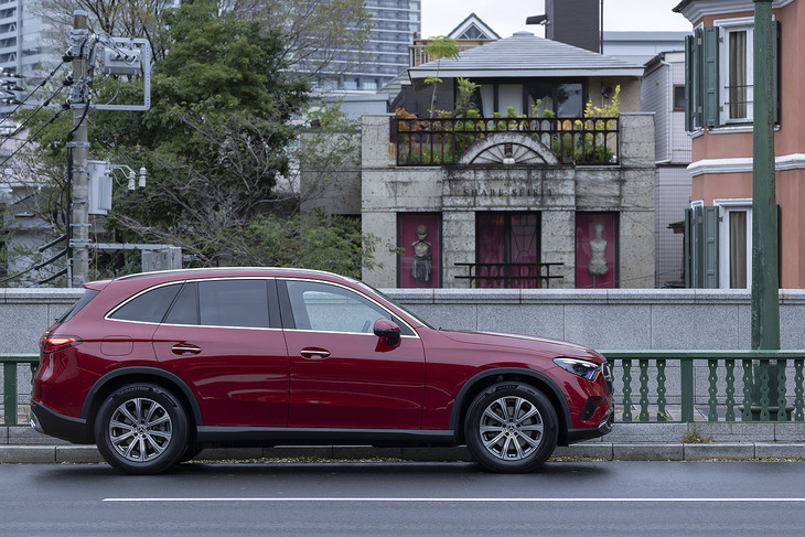 今やすっかり“道の主役”になったSUV。「ALENZA LX200」は、その走行性能を存分に引き出すべく開発されたタイヤである。