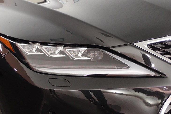 AHSの照射範囲が改善されたヘッドランプ。写真で3眼式ヘッドランプよりも内側（右側）にレイアウトされているのが、新たに開発されたブレードスキャン式AHS。