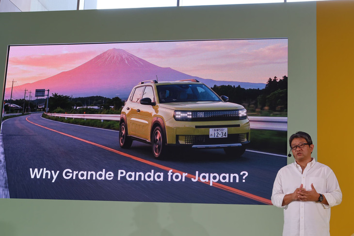 発表会の壇上で「グランデパンダ」導入について説明する、ステランティス ジャパンの成田 仁 代表取締役社長。「フィアットは、人の暮らしに何が必要なのかを常に考えてきたブランド。だからプロダクトが人間的なのです。その新製品であるグランデパンダが日本における代表的なモデルになってくれることを期待しています」などとコメントした。