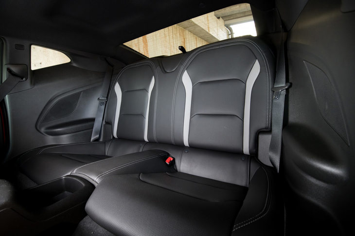 ノッチバックのボディー形状もあり、リアシートには“2＋2”のスポーツカーなどと比べて実用的なスペースが与えられている。