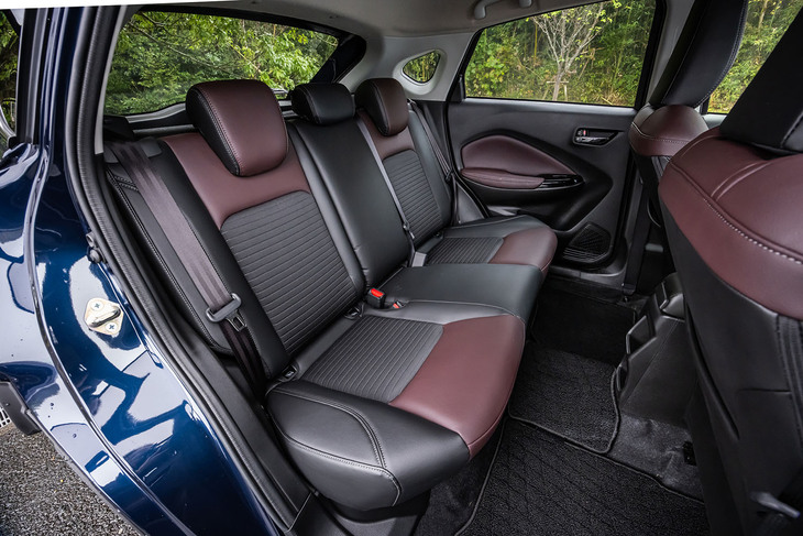 フロントシートと同じくボルドーとブラックでカラーコーディネートされたリアシート。前後乗員間距離は885mmも確保されているので、後席の足もとは広々としている。背もたれには60：40の分割可倒機構が備わる。