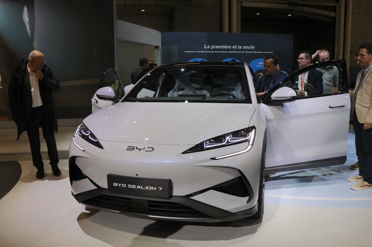「BYDシーライオン7」は、容量91.3kWのバッテリーを搭載するミッドサイズのクロスオーバーEV。欧州の業界関係者の間では「テスラ・モデルY」の好敵手としてどこまで市場で伸長するか注目されている。 