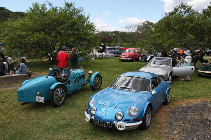 
			ツーリング終了後は、バーベキューを楽しみながらクルマ談義。手前は1928年「ブガッティT37A」（左）と75年「アルピーヌA110」（右）。
			