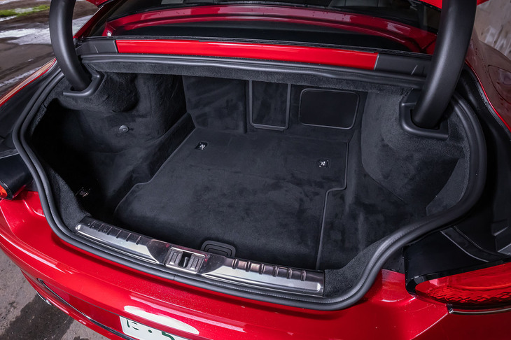 電動開閉式のトランクリッドが備わる荷室の容量は358リッター。長尺物を収容できるスキートンネルも採用されている。