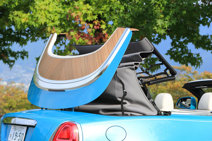 ソフトトップを収納する、巨大な馬蹄形のパネル。グッドウッドの木材職人が手がけたというウッドパネルと、ステンレス製のフィニッシャーが用いられている。