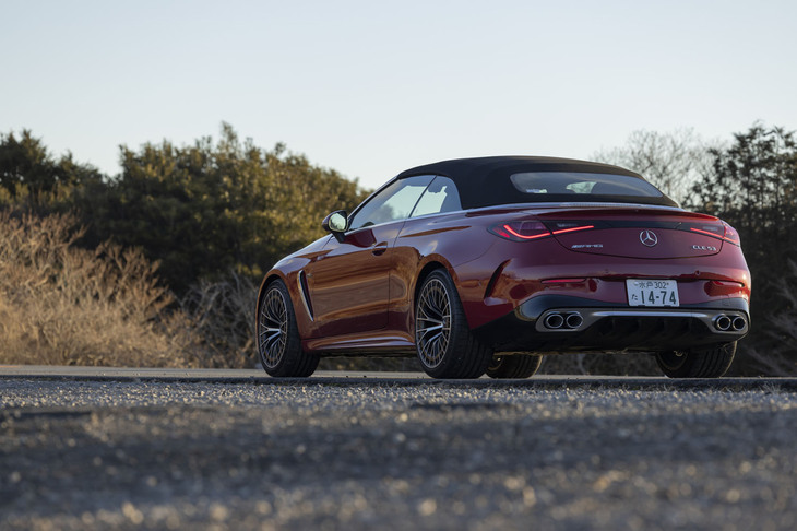 ルーフの開閉に要する時間はそれぞれ約20秒。ソフトトップは内外装のカラーリングに合わせてグレーと赤も設定されているが、この「MANUFAKTURパタゴニアレッド」のボディーカラーには黒しか組み合わせられない。