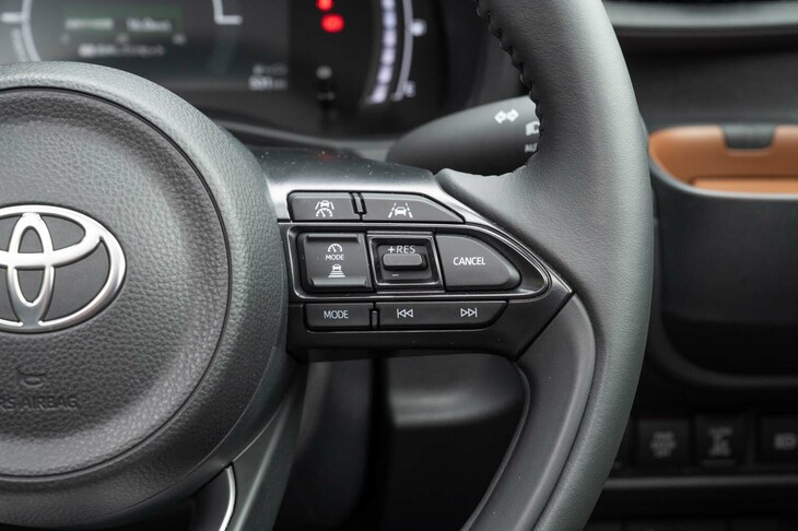 レーダークルーズコントロールやレーントレーシングアシストなどは全車に標準装備。「ハイブリッドZ」にのみ停止時の保持機能が備わっている。