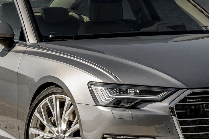 エッジの効いたキャラクターラインが走るフロントまわり。
	明照寺：「リアはともかく、フロントまわりはちょっと煩雑な気がしますね」