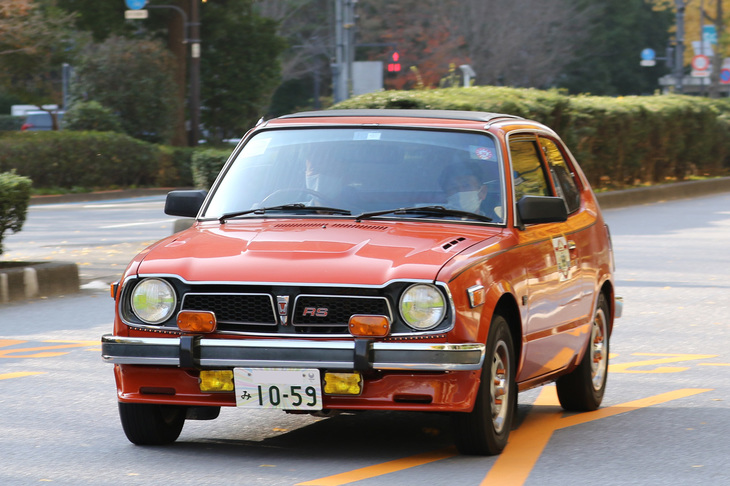 1975年「ホンダ・シビック1200RS」。ホンダで「RS（ロードセーリング）」の名を最初に冠した、初代シビックのスポーティーグレード。北米仕様のフロントウインカーとサイドマーカーランプを装着、アウトサイドミラーもドアミラーに交換している。