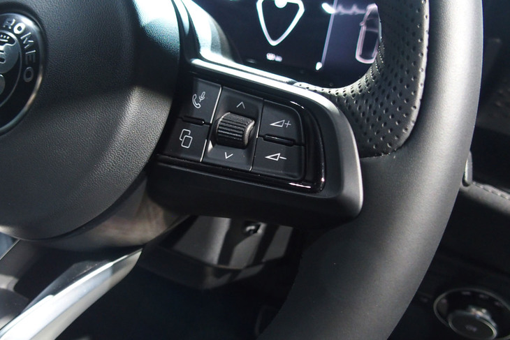 アルファ・ロメオ・トナーレ（ステアリングスイッチ）