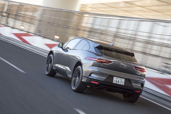 「Iペース」が0-100km/h加速に要する時間は4.8秒。最高速度は200km/hと公表される。