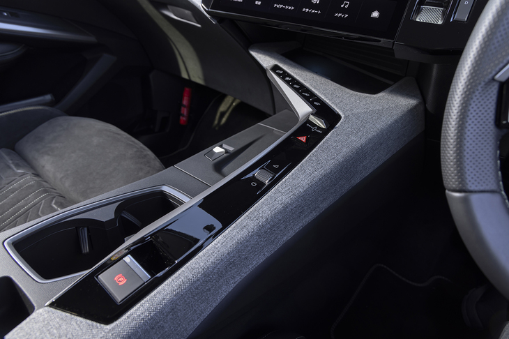 ブリッジ構造のセンターコンソールにはドライブモードセレクターやオーディオのボリューム、パーキングブレーキのスイッチなどが並べられる。写真では分かりづらいが前端にはスマートフォンのワイヤレスチャージャーがある。