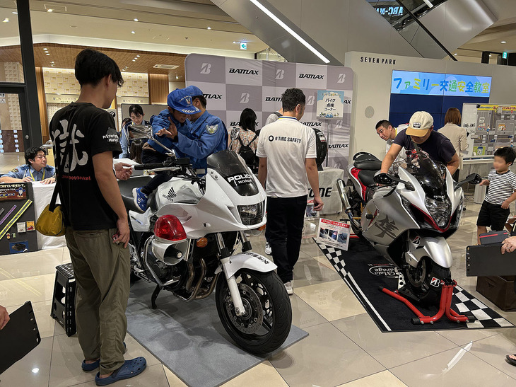 大人気コーナーといえば、白バイ（交通取締用自動二輪車）の展示だ。千葉県警の協力により、乗車体験に加え、子どもたちは専用の制服を着ての記念撮影もできた。警察官に変身した子どもたちは目を輝かせていて、ついでとばかりに白バイにまたがったお父さんたちもうれしそうだった。