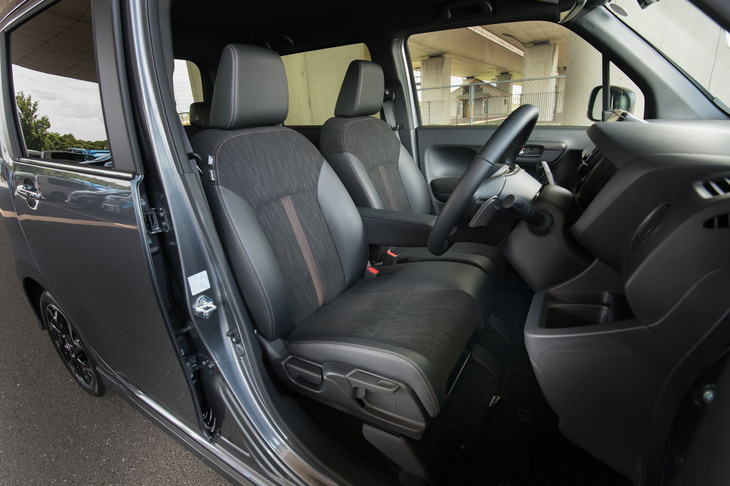 「カスタム L・ターボ Honda SENSING」には、表皮に起毛調のトリコットとプライムスムース（合成皮革）を用いた専用シートが装備される。