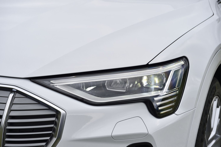 夜間はハイビームでの走行を基本とし、対向車や先行車を検知すると各LEDのオン／オフを自動制御し最適な配光を行うマトリクスLEDヘッドライトを標準装備している。