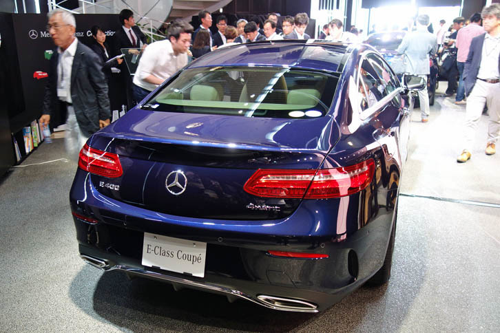 リアコンビランプには、「セダン／ステーションワゴン」と同様に“クリスタルルック”を採用。ラメが入ったように、キラキラと点灯する。