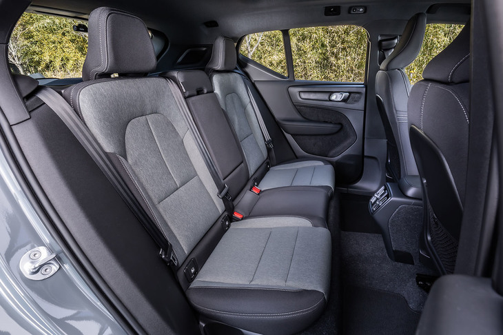 「XC40 B3モメンタム」の後部座席。シート表皮は前席と同じくファブリックで、グレーのコンビネーションカラーが採用される。後席の居住空間は、従来型車と変わらない。