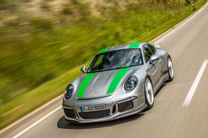 「911R」が0-100km/h加速に要する時間は3.8秒。最高速度は323km/hと公表される。